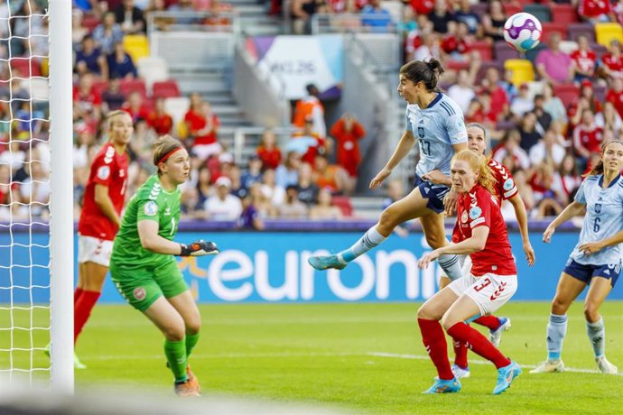 Lucía García intenta rematar durante el Dinamarca-España de la Eurocopa de Inglaterra