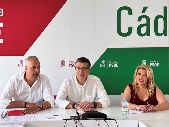 El secretario general del PSOE de Cádiz, Juan Ruiz Boix, el portavoz del PSOE en el Congreso de los Diputados, Patxi López, y la alcaldesa de Jerez de la Frontera, Mamen Sánchez Díaz