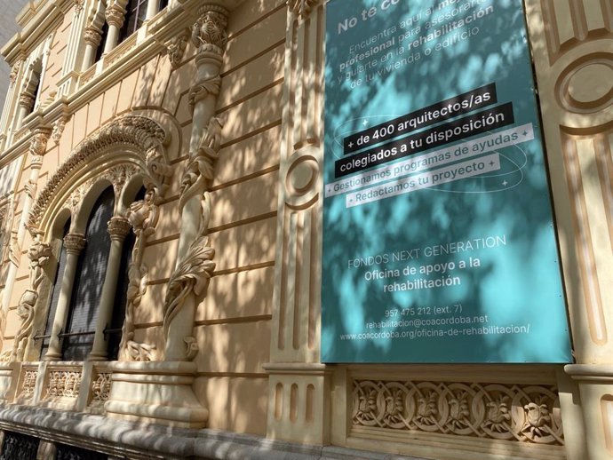 Lona informativa en el Colegio Oficial de Arquitectos de Córdoba.