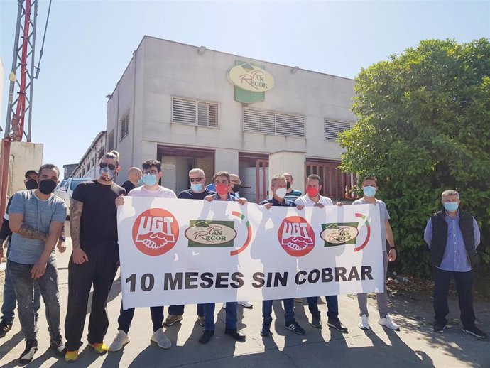 Archivo - Trabajadores de Pan Recor en una concentración en 2021.