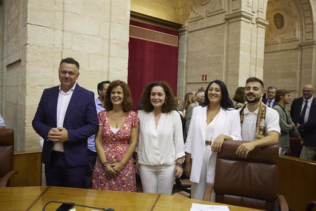La portavoz del grupo parlamentario Por Andalucía, Inmaculada Nieto, con los diputados de su partido antes de la sesión constitutiva del Parlamento andaluz de la XII Legislatura, a 14 de julio de 2022 en Sevilla (Andalucía, España)