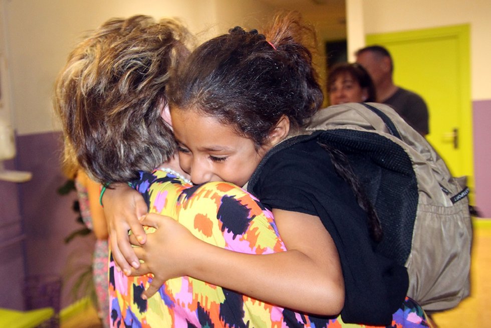 Niños saharauis del programa 'Vacaciones en paz' que pasarán el verano en Cantabria se encuentran con sus familias de acogida
