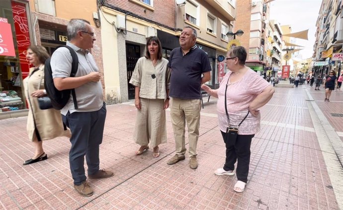 La portavoz del PSOE, Lola Ranera, visita la calle Delicias, acompañada de los concejales socialistas Luis Miguel García Vinuesa y Alfonso Gómez, este último también presidente de la Junta de Distrito de Delicias.