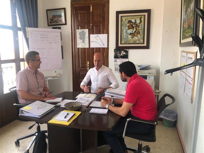 Reunión entre Endesa y el Ayuntamiento de Calañas.