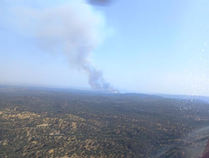 Imagen aérea del incendio de Espiel, con la columna de humo que ha formado al fondo.