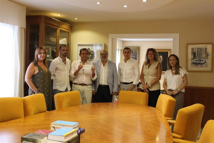 El Colegio de la Abogacía de Córdoba entrega a Accem la recaudación del concierto benéfico por Ucrania ofrecido por el coro 'Voces de Ley'.