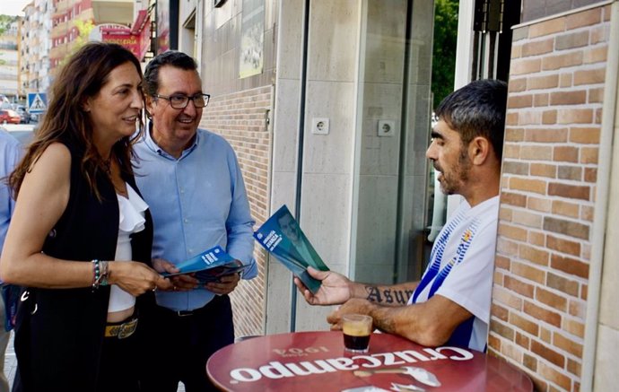 Archivo - La nueva consejera de Integración Social, Juventud e Igualdad de Oportunidades, Loles López, junto al presidente de PP de Huelva, Manuel Andrés González, en un reparto informativo en Huelva.