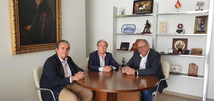 Díaz (centro), entre Torrent y Torralbo, durante su reunión.