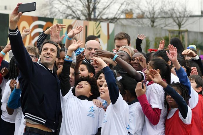 Archivo - Tony Estanguet, presidente del Comité Organizador de París 2024, se hace un 'selfie' con varios niños