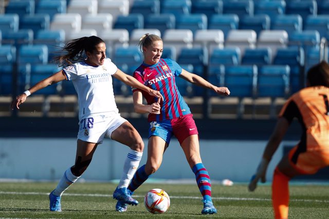 Archivo - Lucia Maria Rodriguez of Real Madrid and Fridolina Rolfo of FC Barcelona in action during the spanish women league, Primera Iberdrola, football match played between Real Madrid and FC Barcelona at Alfredo di Stefano stadium on December 12, 2021,