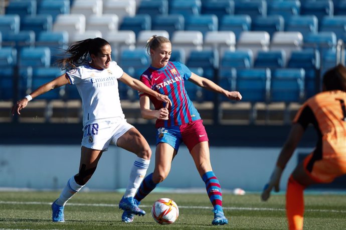 Archivo - Lucia Maria Rodriguez of Real Madrid and Fridolina Rolfo of FC Barcelona in action during the spanish women league, Primera Iberdrola, football match played between Real Madrid and FC Barcelona at Alfredo di Stefano stadium on December 12, 202