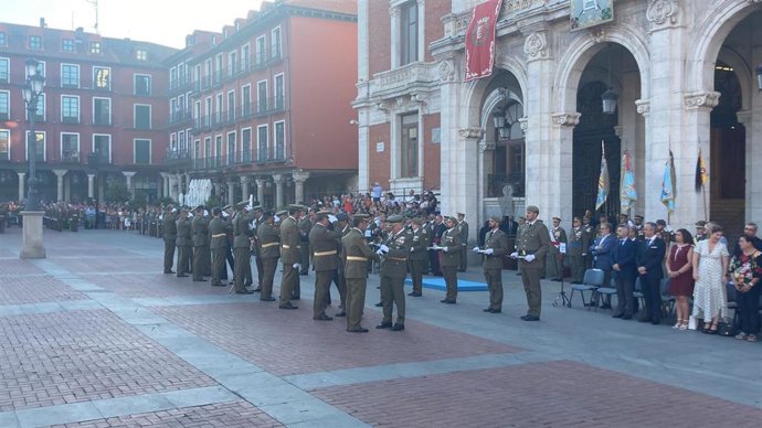 Imposición de condecoraciones durante la parada militar en Valladolid.