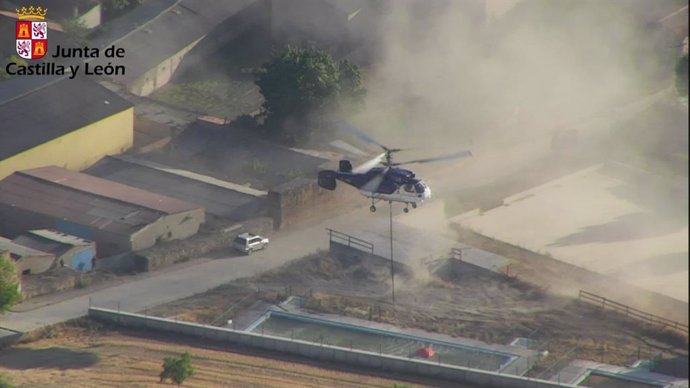 Un helicóptero descarga agua en una reproducción del incendido de Quintanilla (Burgos).