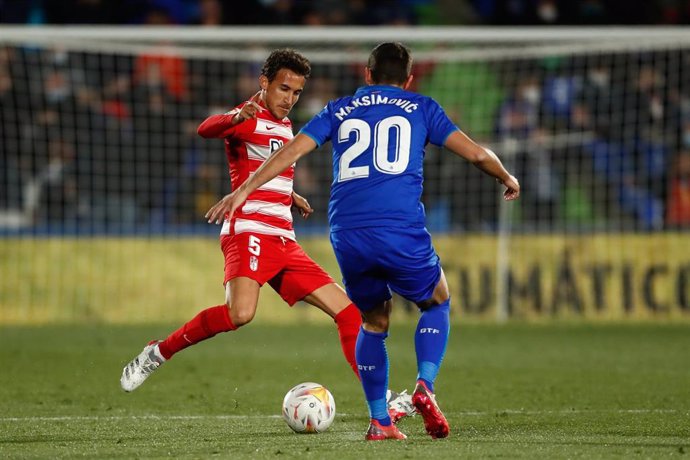 Archivo - Luis Milla pugna un balón con Nemanja Maksimovic en el Getafe-Granada de LaLigaSantander 2021-2022