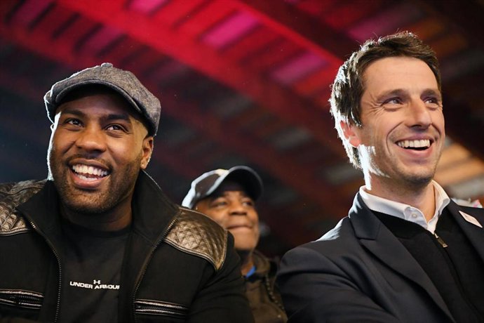 Archivo - Tony Estanguet (dcha) sonríe durante un acto de París 2024 junto al judoca Teddy Riner