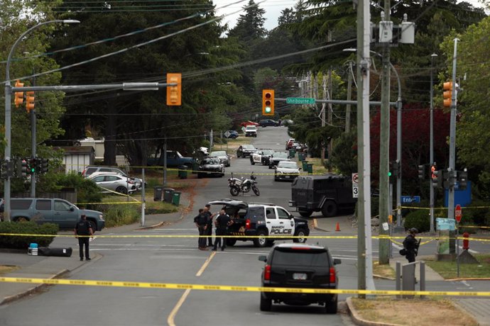 28 June 2022, Canada, Saanich: Police officers work at the scene after a shooting at the Bank of Montreal in Saanich. Several people were injured, and two people are in custody. Photo: Chad Hipolito/Canadian Press via ZUMA Press/dpa