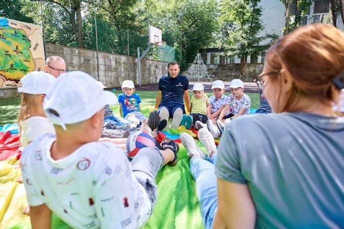 Andriy Shevchenko reunido con los niños y niñas refugiados en Varsovia