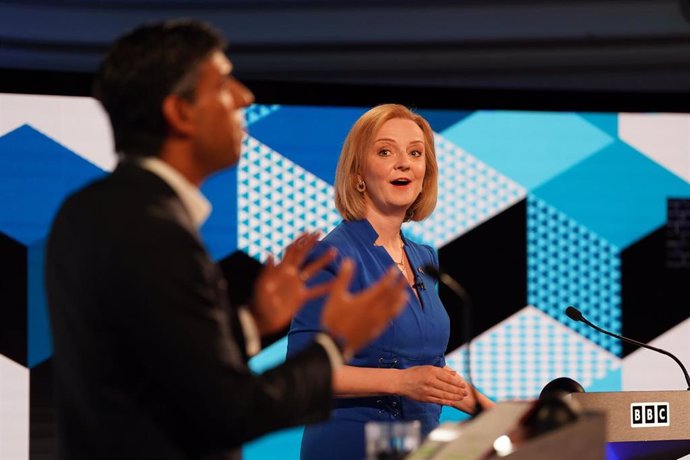 Los aspirantes al liderazgo del Partido Conservador de Reino Unido, Rishi Sunak (izq.) y Liz Truss, participan en el debate sobre el liderazgo tory de la BBC en directo.