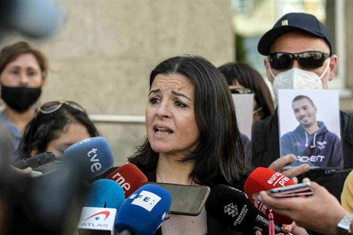 Archivo - La portavoz de las víctimas del Villa de Pitanxo, María José Do Pazo, ofrece declaraciones a los medios en un acto celebrado después de tres meses del naufragio del pesquero Villa de Pitanxo, ante la Delegación del Gobierno, a 13 de mayo de 