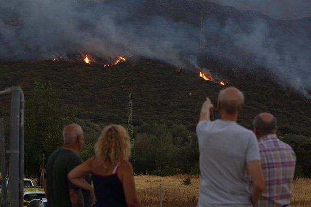 Vecinos del entorno viendo el fuego  producido en el término municipal de Pinos Puente (Granada) en un paraje conocido como Cerro del Infante a 25 de julio del 2022 en Pino Punte (Granada, Andalucía)