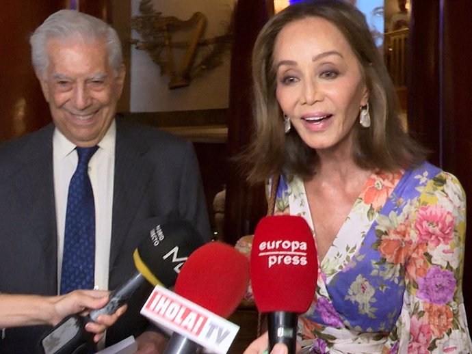 Isabel Preysler y Mario Vargas Llosa, a su llegada al Teatro Real