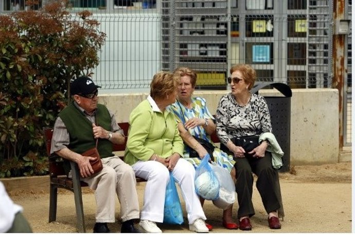 Imagen de archivo de unos pensionistas conversando en un banco