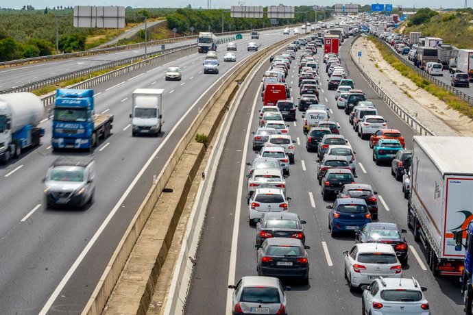 Archivo - Atascos producido por el vuelco de un camión que transporta propano y que ha provocado el corte de la A-49 entre los kilómetros once y 16 en ambos sentidos a 24 de mayo del 2022 en Benacazón (Sevilla, Andalucía, España)