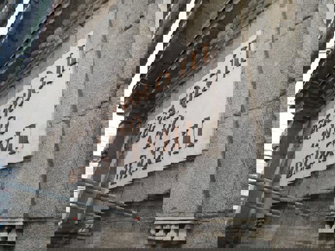 Inscripción de la Puerta de Alcalá con andamios por su rehabilitación.