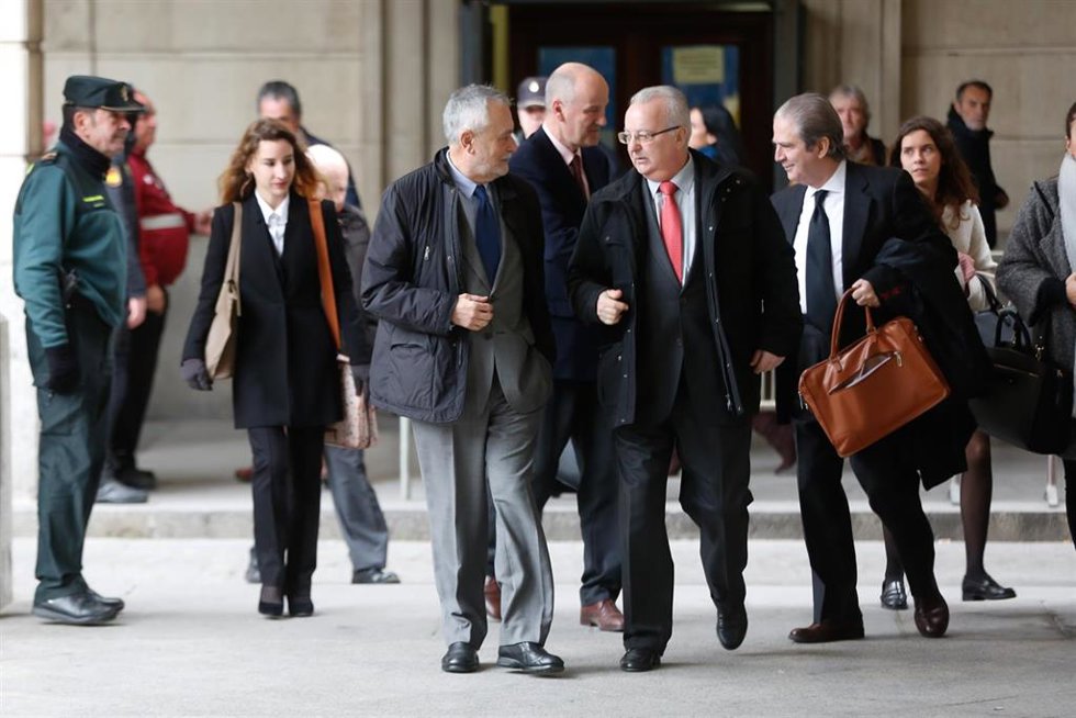 Archivo - José Antonio Griñán y Antonio Fernández, a su llegada a la Audiencia de Sevilla para el caso de los ERE, en foto de archivo.