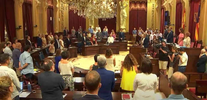 Pleno del Parlament durante el minuto de silencio.