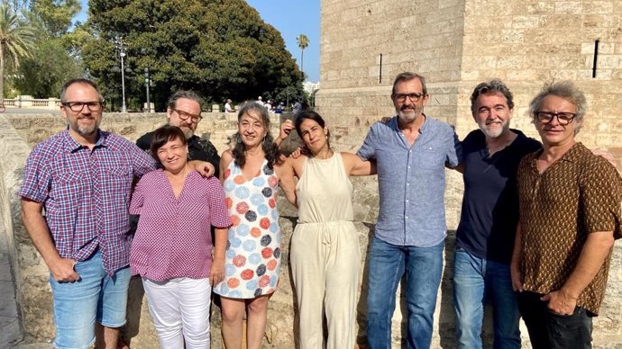 Teresa Cebrin (cuarta por la izquierda), nueva presidenta de la Academia Valenciana del Audiovisual, junto a la nueva junta
