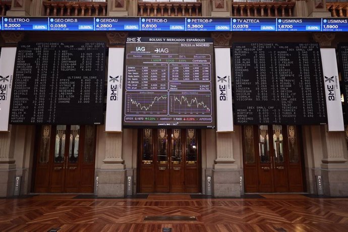 Paneles del Palacio de la Bolsa, a 8 de julio de 2022, en Madrid (España).