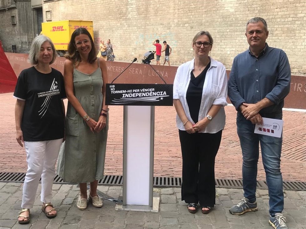 La presidenta de la ANC, Dolors Feliu; la vocal de mnium Cultural Montserrat Ortiz; la coordinadora de movilización de la ANC, Esther Güell, y el presidente de la AMI, Jordi Gaseni
