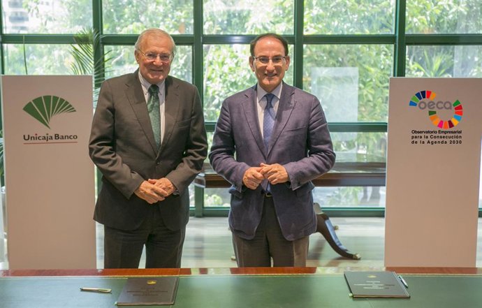 El presidente de Unicaja Banco, Manuel Azuaga, y el presidente de la Confederación de Empresarios de Andalucía, Javier González de Lara.