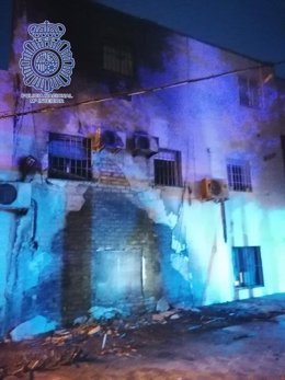 Estado de la fachada del bar de Dos Hermanas tras el incendio provocado en su terraza.