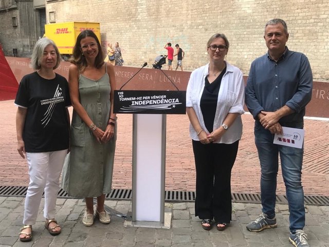 La presidenta de l'ANC, Dolors Feliu; la vocal d'Òmnium Montserrat Ortiz; la coordinadora de mobilització de l'ANC, Esther Güell, i el president de l'AMI, Jordi Gaseni