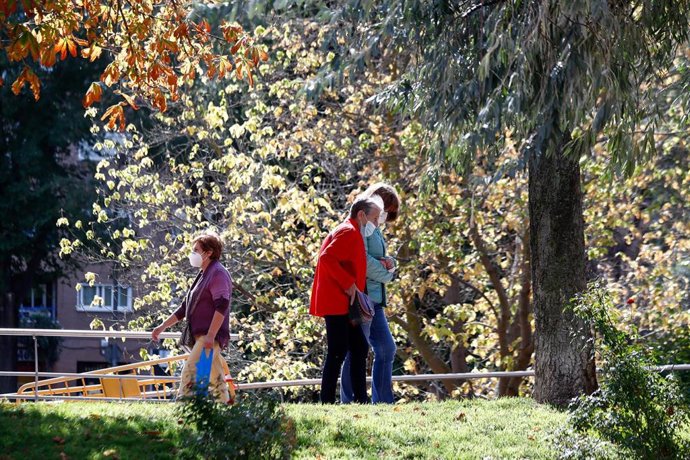 Archivo - Tres ancianos caminan por un parque ubicado en Valleaguado, Coslada, Madrid (España).