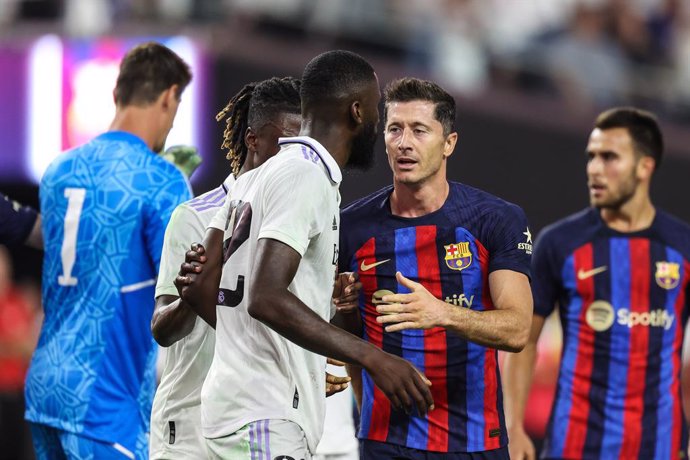 23 July 2022, US, Las Vegas: Real Madrid midfielder Antonio Rudiger (C) is held back by Barcelona forward Robert Lewandowski (2nd R) during the Soccer Champions Tour soccer match between Real Madrid and Barcelona at Allegiant Stadium in Las Vegas. Photo