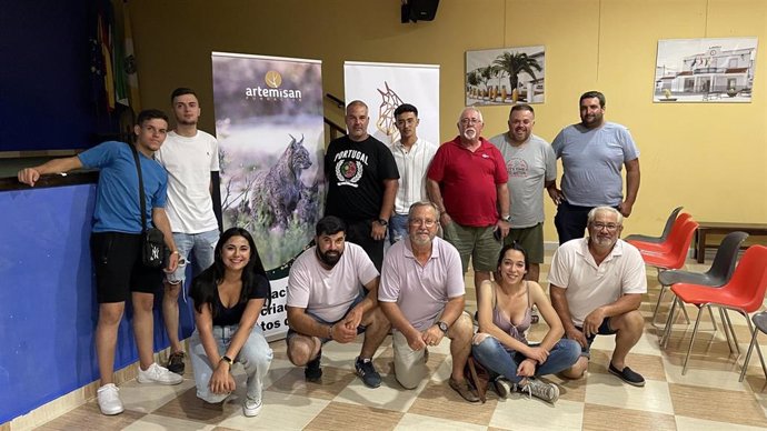 Foto de familia del encuentro con cazadores de 'Lynxconnect' celebrado junto a la sociedad local de cazadores en San Pedro de Mérida (Badajoz)