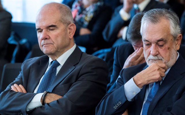 Archivo - Los expresidentes andaluces Manuel Chaves (i) y José Antonio Griñán (d), en la sala de la Audiencia de Sevilla donde se sigue el juicio de la pieza política del caso ERE contra 21 ex altos cargos de la Junta y que quedará visto hoy para senten