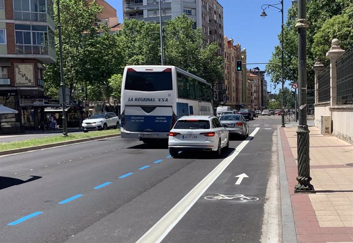 Archivo - Uno de los nuevos tramos de carril bici unidereccional señalizados en el paseo del Hospital Militar de Valladolid.