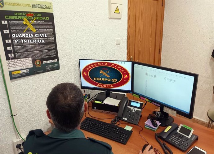 Un agente de la GUardia Civil, durante la investigación