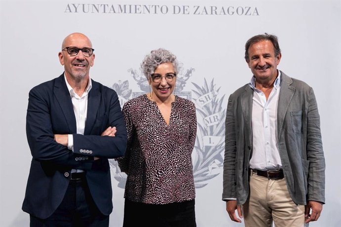 El responsable de Acción Social y de CaixaBank, Javier Muñoz;  la responsable de ACCEM en Aragón, Julia Ortega, y el responsable de Acción Social y Familia, Ángel Lorén Saludos.