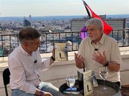 El periodista y escritor madrileño Pedro Fernández Vicente, entrevistado por el director de Canal 33 TV de Madrid, Enrique Riobóo, por la publicación del libro 'Entre el amor y la locura'