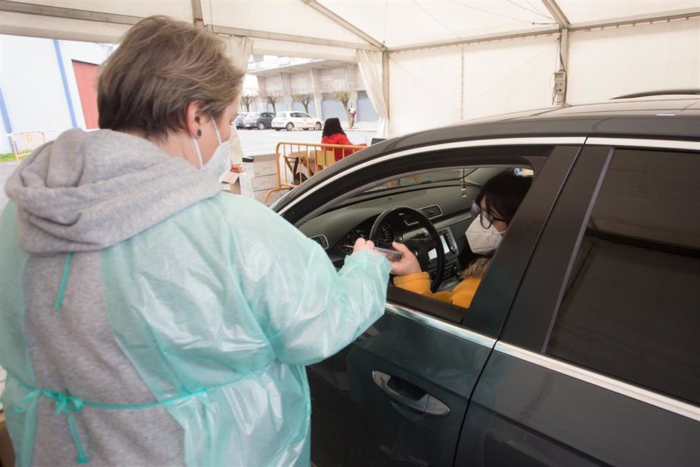 Archivo - Una trabajadora sanitaria atiende a una persona que ha acudido a realizarse un test de antígenos de Covid-19 en un dispositivo organizado en una carpa en Monforte de Lemos, Lugo, Galicia, (España), a 5 de febrero de 2021. El cribado masivo, pu