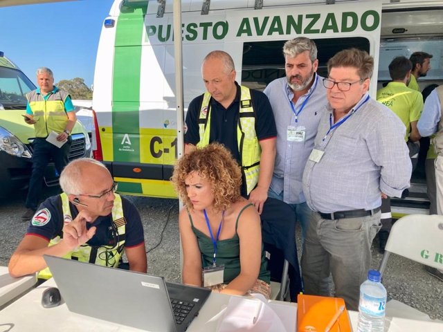 La presienta de la Diputación de Huelva, María Eugenia Limón, y el primer teniente de alcalde de Almonte, Jose Miguel Espina, en el Puesto de Mando Avanzado de Bonares.