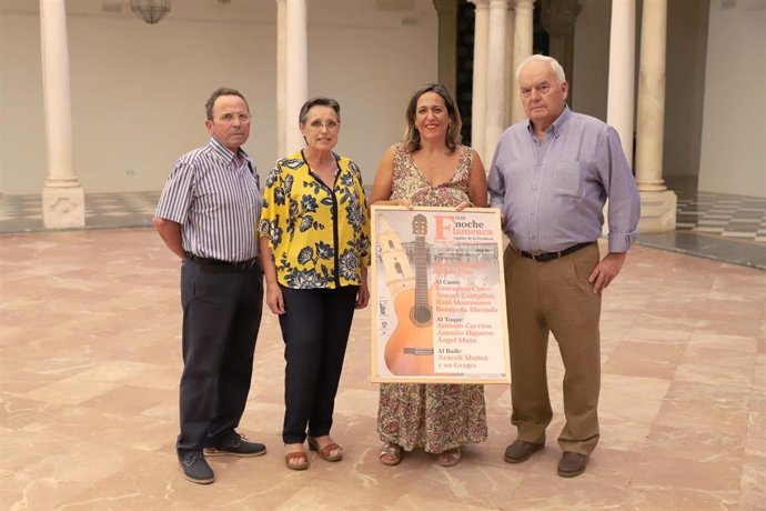 La delegada de Cultura en la Diputación de Córdoba, Salud Navajas (segunda por la dcha.), en la presentación de la XLIII de la Noche Flamenca de Aguilar de la Frontera.