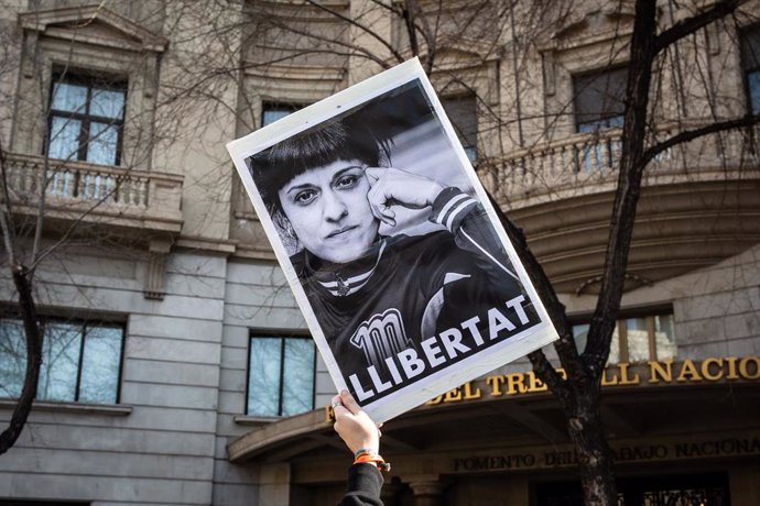 Archivo - Un estudiante porta una foto de la exdirigente de la CUP, Anna Gabriel, y la palabra 'Llibertat (libertad)' impresa en ella durante la manifestación convocada por Universitats per la República dentro de la huelga general en Catalunya impulsada