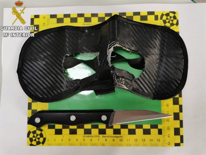 Antifaz usado para cometer el robo en la tienda en Chiclana.