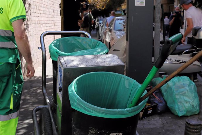 Archivo - Un carro de la limpieza del servicio de barrenderos del Ayuntamiento de Madrid en una calle del centro de la ciudad.